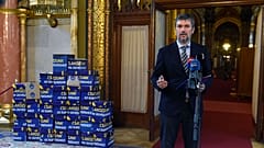 Hadházy Ákos és az aláírásgyűjtő ívek az Országházban 2019. június 5-én. 