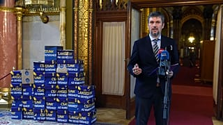 Hadházy Ákos és az aláírásgyűjtő ívek az Országházban 2019. június 5-én. 