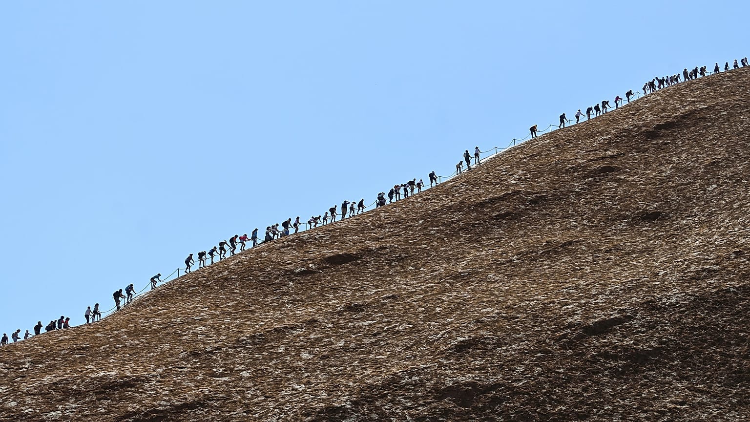 Australia: ultimo giorno per scalare Uluru, la montagna sacra degli aborigeni