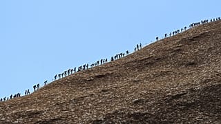 Australia: ultimo giorno per scalare Uluru, la montagna sacra degli aborigeni
