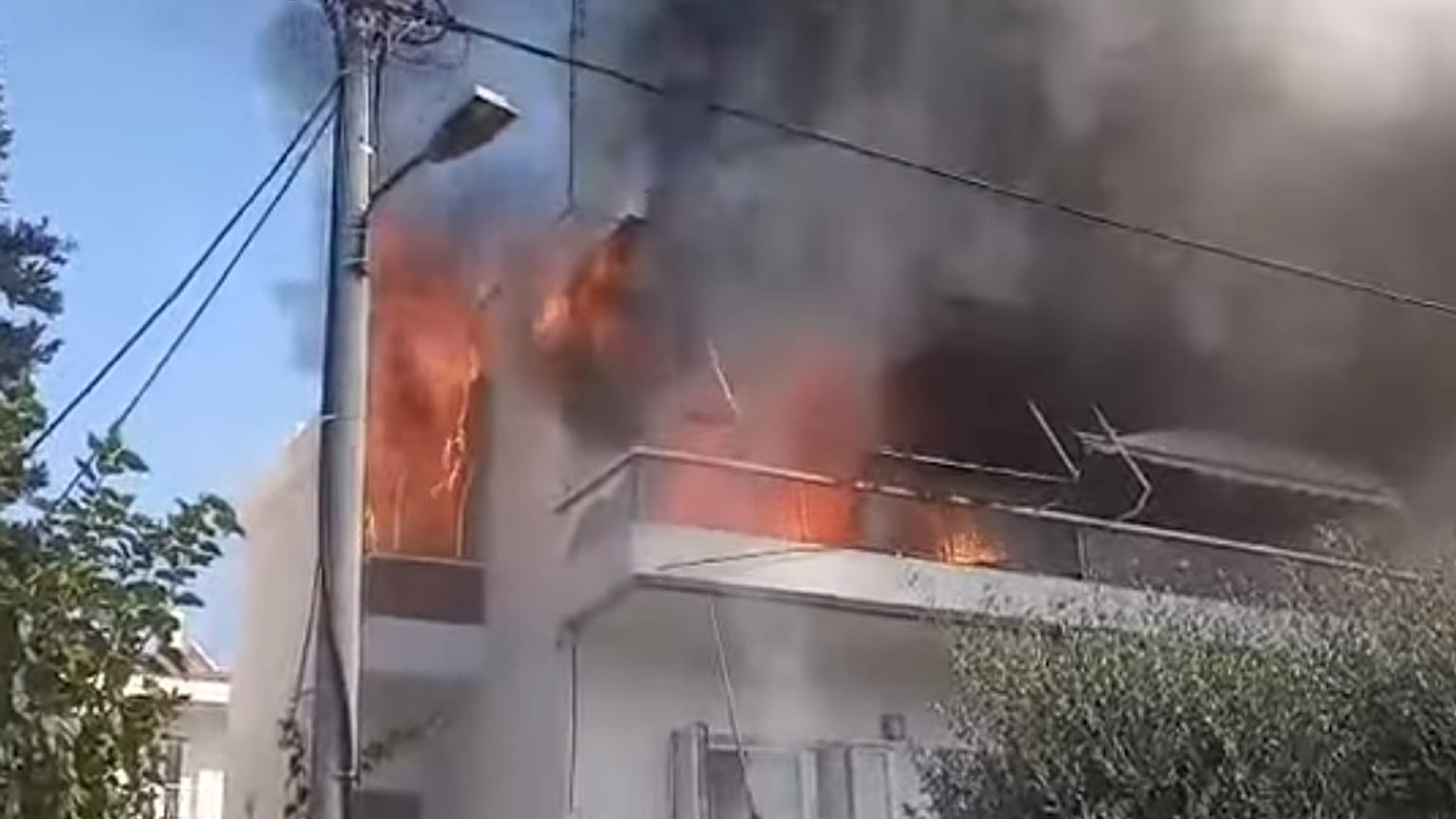 Παπάγου - βίντεο: Άνδρας με σκύλο στην αγκαλιά βγαίνει από φλεγόμενο σπίτι