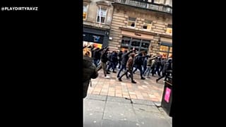 Des supporters de la Lazio paradent à Glasgow en faisant des saluts nazis
