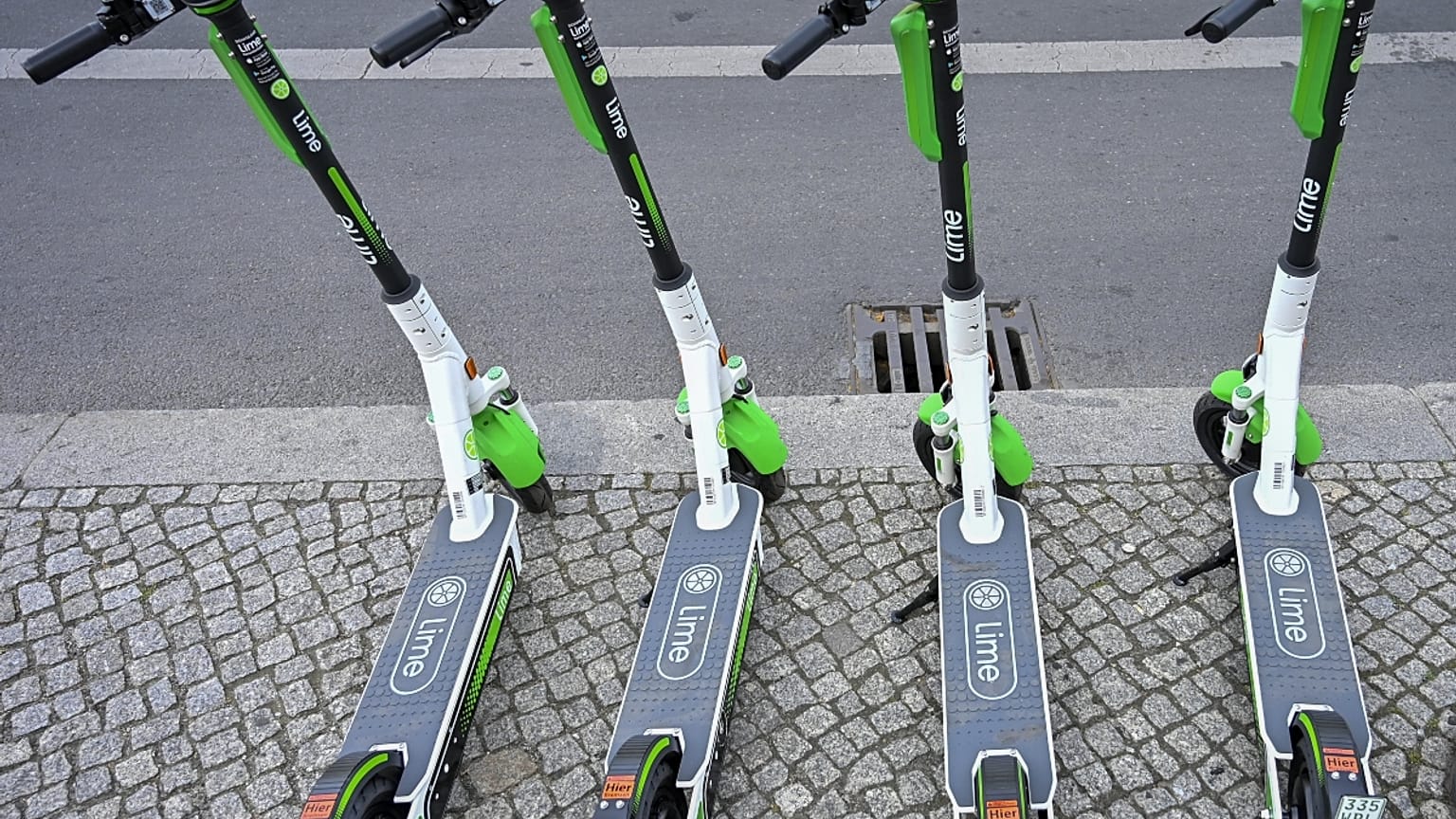 Franciaországban holnaptól a KRESZ szabályozza az elektromos rollerek használatát