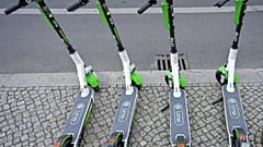 Franciaországban holnaptól a KRESZ szabályozza az elektromos rollerek használatát