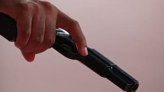 15 kurşunla vurulan bir kişi yardım almadan acile servise gitti