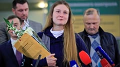 María Butina habla con periodistas a su llegada al Aeropuerto Internacional Sheremetyevo en las afueras de Moscú, Rusia, el 26 de octubre de 2019. 