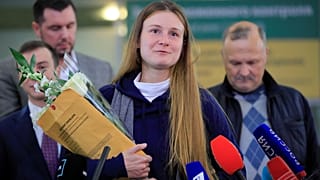 María Butina habla con periodistas a su llegada al Aeropuerto Internacional Sheremetyevo en las afueras de Moscú, Rusia, el 26 de octubre de 2019.