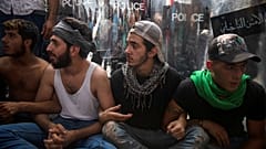 محتجون يجلسون أمام طوق امني وسط بيروت، إثر محاولة الشرطة فتح طريق قطعها المتظاهرون - 2019/10/25