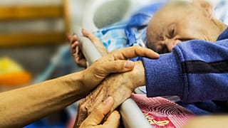 پارلمان فرانسه تصویب کرد؛ سه ماه مرخصیِ استحقاقی برای پرستاری از سالمندان و بیماران