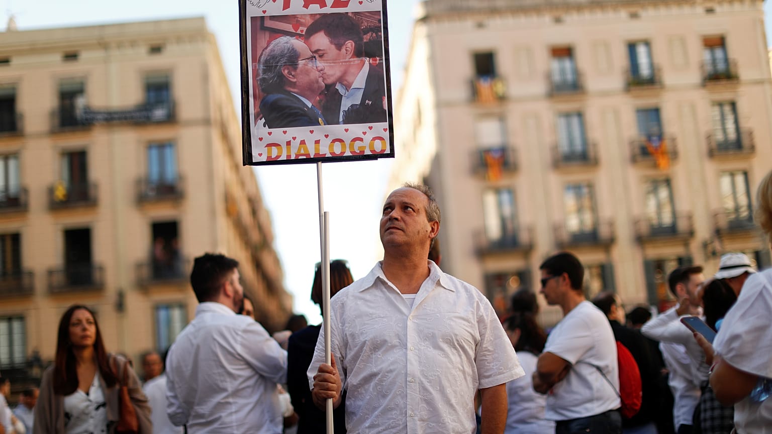 عضو في حراك "لنتحاور" يقف وسط تجمع امام مقر حكومة كاتالونيا الإقليمية – 2019/10/26
