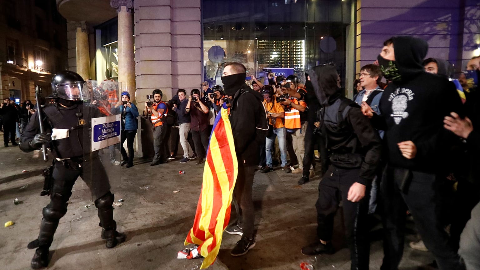 Más de 40 heridos tras nuevos choques entre policía y radicales en Barcelona