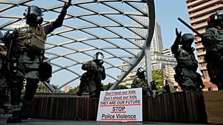 A rendőri brutalitás ellen tiltakoztak a hongkongi tüntetők 