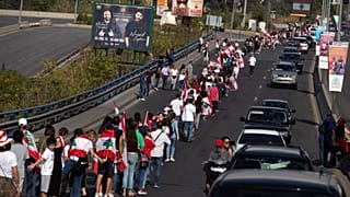 Líbaneses protestam de mãos dadas