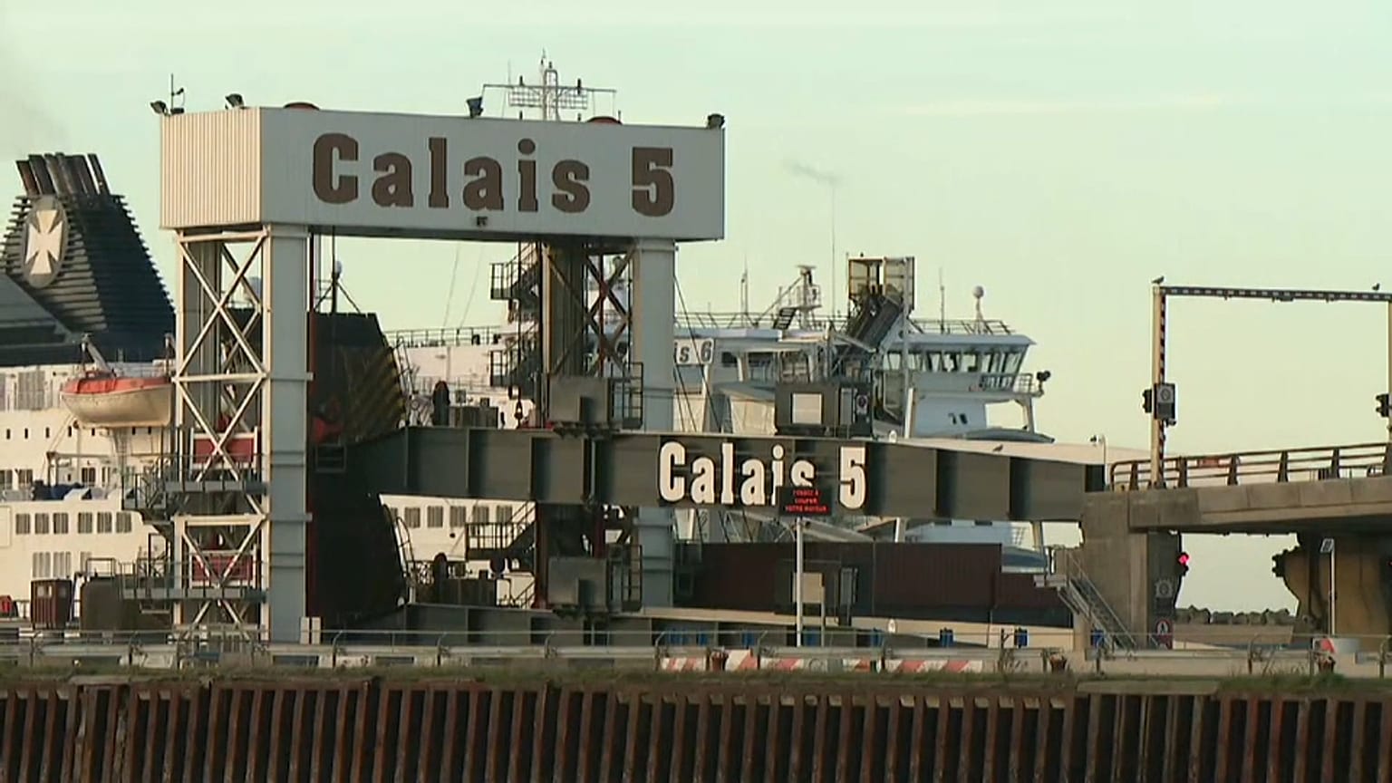 Huit migrants retrouvés dans un camion frigorifique 