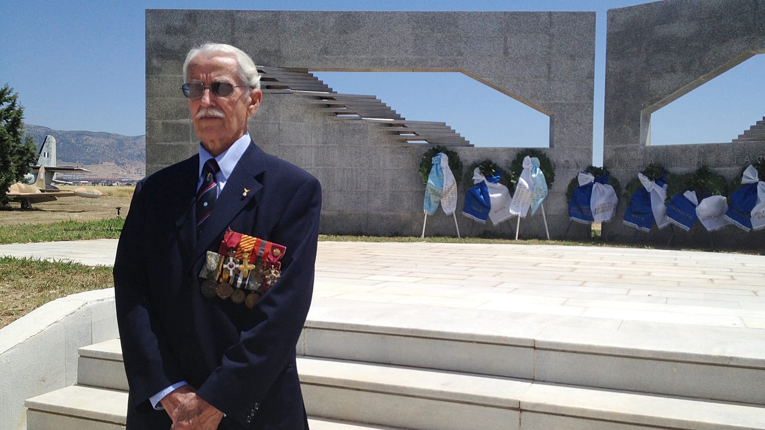 Ο αντιπτέραρχος ε.α. Κωνσταντίνος Χατζηλάκος, μπροστά στο Μνημείο πεσόντων  