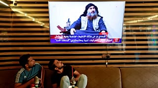 Iraki fiatalok nézik az Abu Bakr al-Bagdadi haláláról szóló tudósítást október 27-én