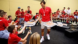 Κέρασε πίτσα τα ball kids ο Ρότζερ Φέντερερ
