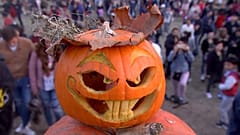 Halloween begeistert Bukarest: 5 Meter hoher Berg aus Kürbissen