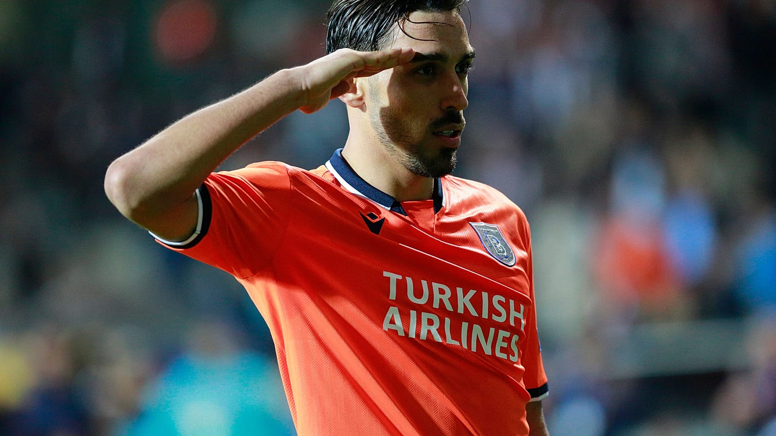 İrfan Can Kahveci asker selamı verirken