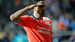 İrfan Can Kahveci asker selamı verirken