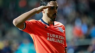 İrfan Can Kahveci asker selamı verirken