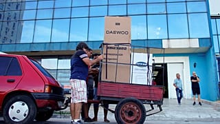 Cubanos transportan los productos que han comprado en divisas