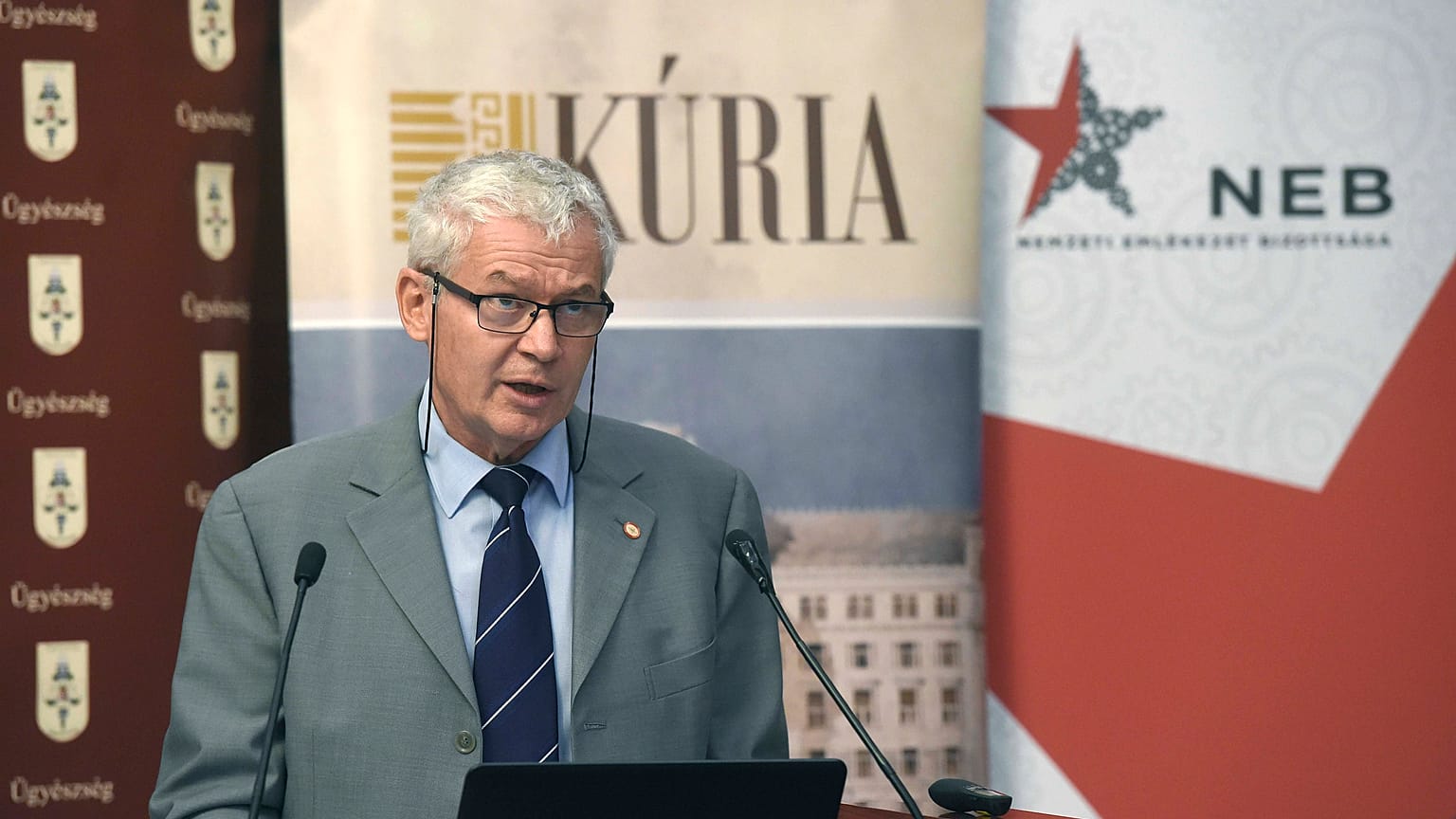 Polt Péter beszédet mond a Törvénysértő perek 1945 után - a kutatás lehetőségei címmel megtartott konferencián Budapesten