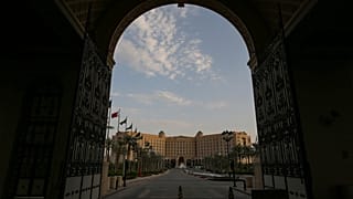 شاهد: أول وفد سياحي يزور الرياض المحافظة بعد أن فتحت السعودية أبوابها للسياح الأجانب