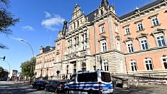 Polizei sichert das Gebäude des Landgerichts in Hamburg.