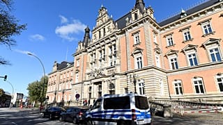 Polizei sichert das Gebäude des Landgerichts in Hamburg.