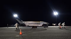 Az X-37B landolás után a floridai űrközpontban