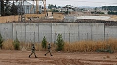 Türk askerleri Ceylenpınardaki Suriye sınırında devriye geziyor