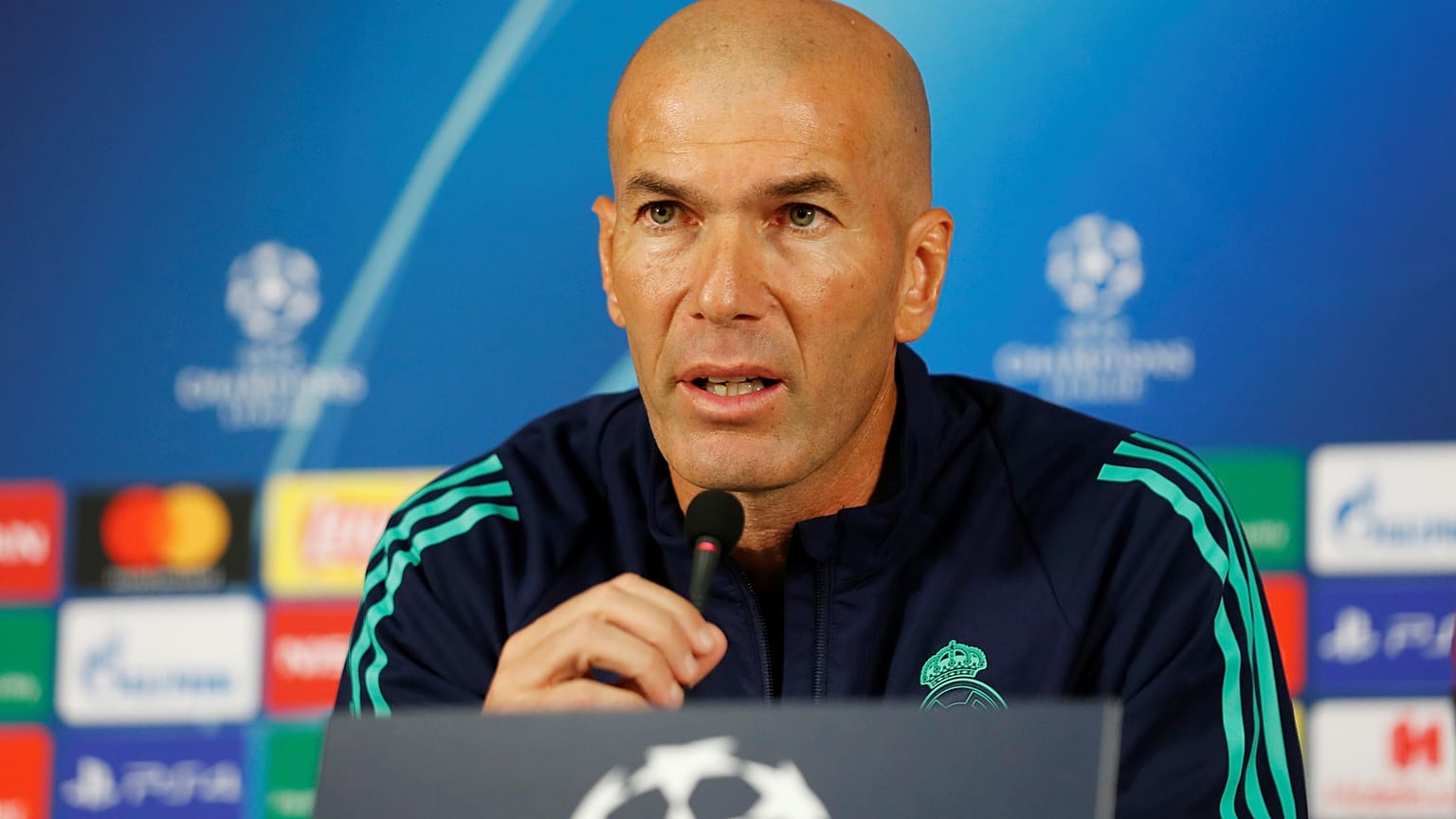 مدرب ريال مدريد زين الدين زيدان خلال مؤتمر صحفي