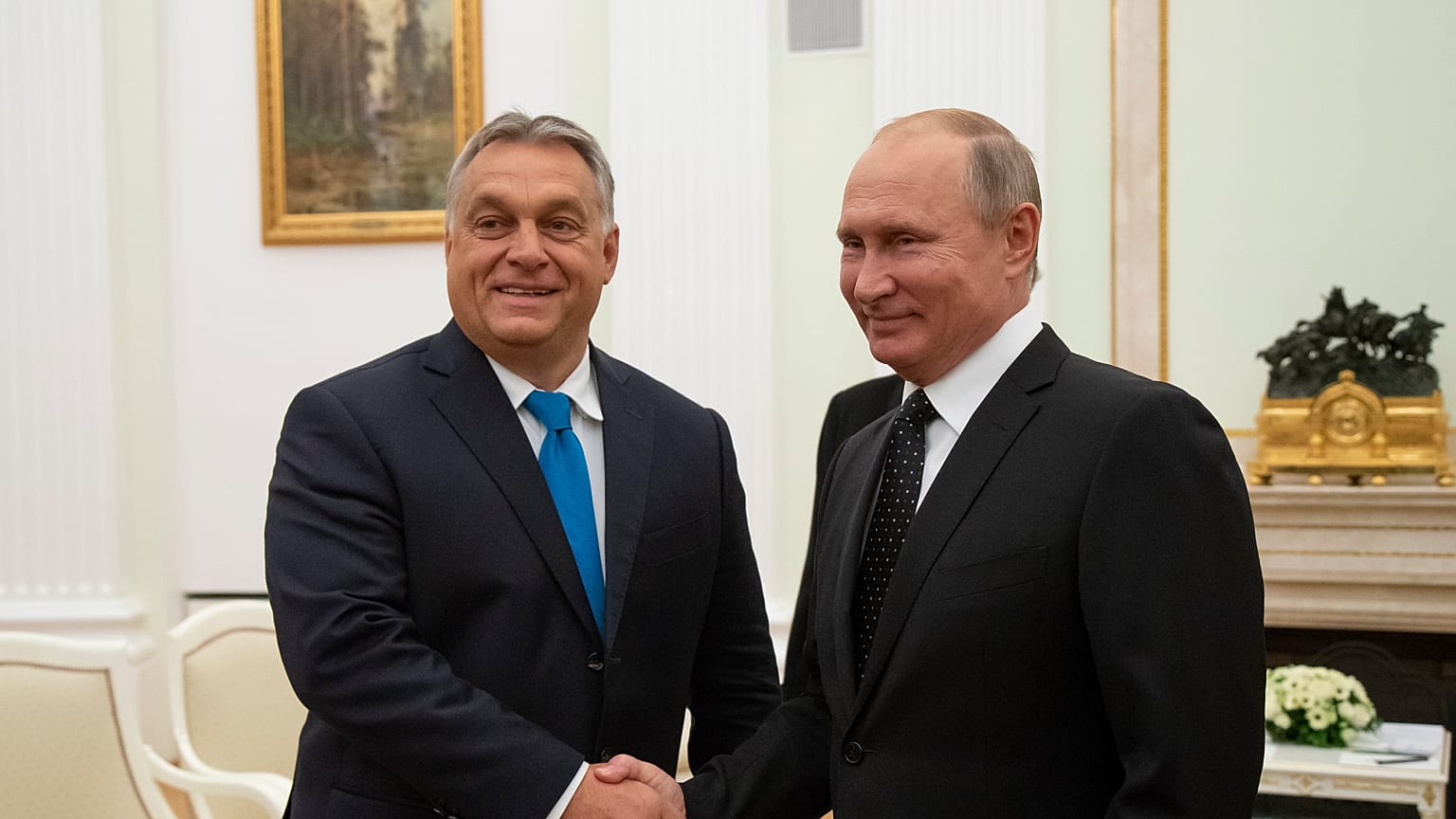El Primer Ministro húngaro Viktor Orban (izq.) saluda al Presidente ruso Vladimir Putin durante su reunión en el Kremlin en Moscú, el 18 de septiembre de 2018.