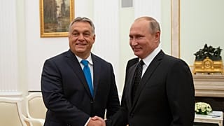 El Primer Ministro húngaro Viktor Orban (izq.) saluda al Presidente ruso Vladimir Putin durante su reunión en el Kremlin en Moscú, el 18 de septiembre de 2018.