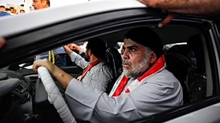 مقتدی صدر به میان تظاهرکنندگان نجف رفت