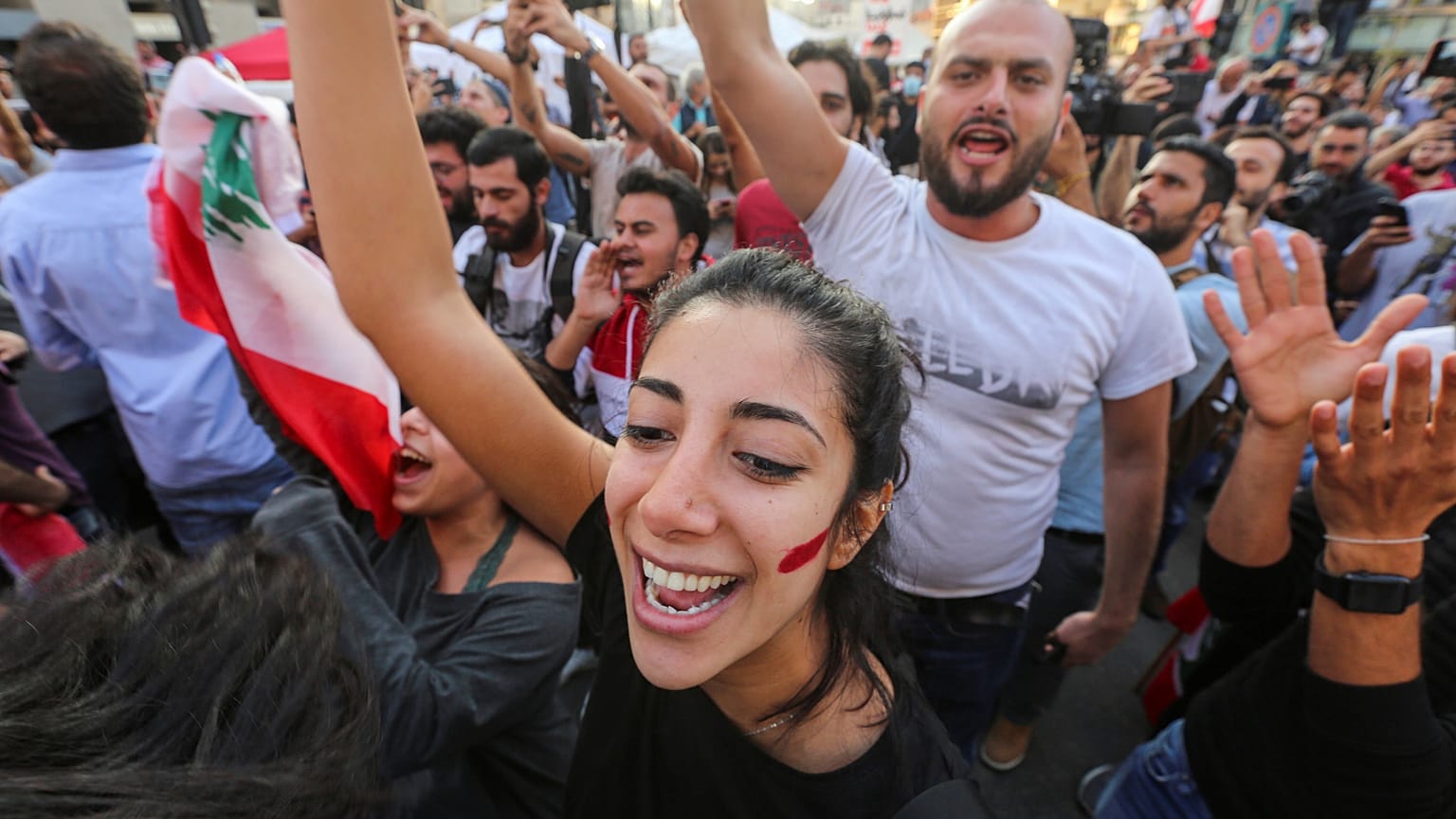 احتفالات في لبنان عقب إعلان رئيس الحكومة سعد الحريري استقالة حكومته