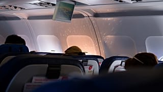 3 Std Warten: Schweizer von NALU geben spontan ein Konzert im Flugzeug