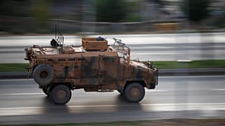 Suriye sınırındaki Ceylanpınar ilçesinde Türk Silahlı Kuvvetleri'ne ait bir zırhlı araç
