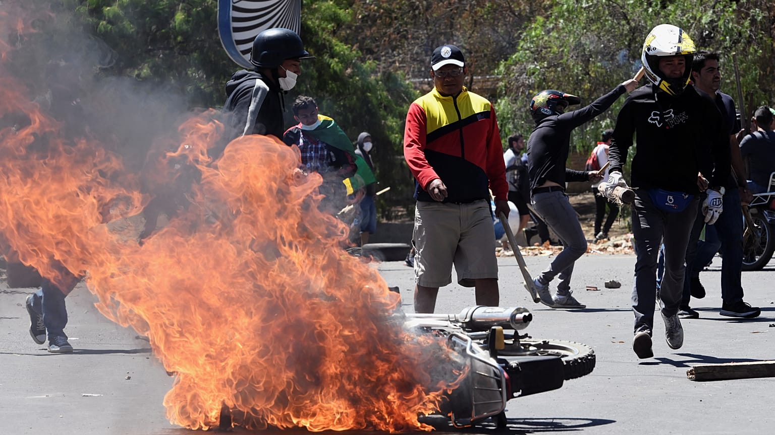 Decenas de heridos en la violenta batalla boliviana entre partidarios de Morales y detractores