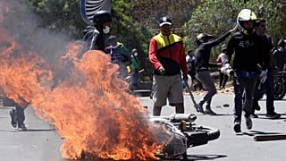 Decenas de heridos en la violenta batalla boliviana entre partidarios de Morales y detractores