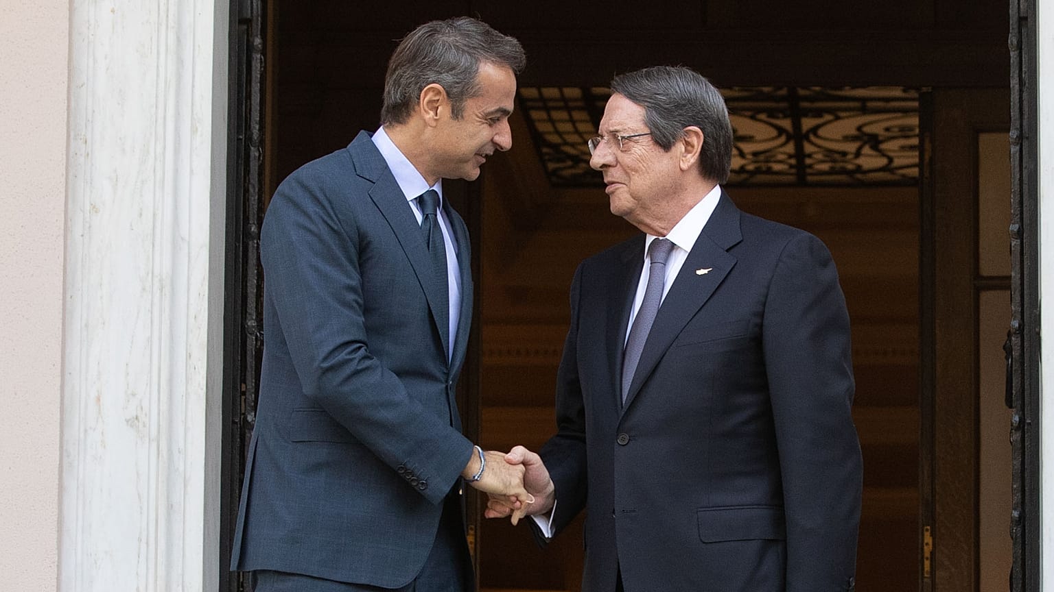Ο Κυριάκος Μητσοτάκης υποδέχεται τον Νίκο Αναστασιάδη στο Μέγαρο Μαξίμου