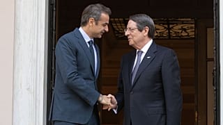 Ο Κυριάκος Μητσοτάκης υποδέχεται τον Νίκο Αναστασιάδη στο Μέγαρο Μαξίμου
