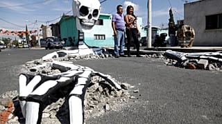 Skeletons 'come to life' in Day of the Dead tradition