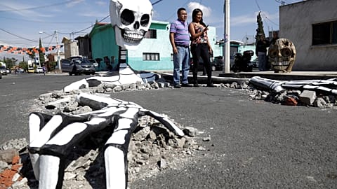 Skeletons 'come to life' in Day of the Dead tradition