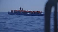 Италия впустила два судна с мигрантами