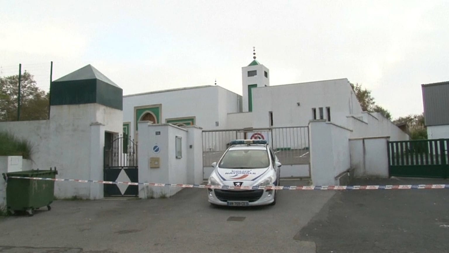 سيارة تابعة للشرطة الفرنسية أمام المسجد بالقرب من مدينة بايون الفرنسية 