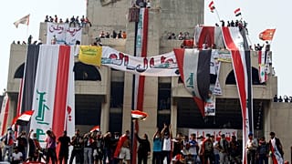 تجمع معترضان در میدان تحریر بغداد؛ پیکر یکی از کشته‌شدگان تشییع شد 