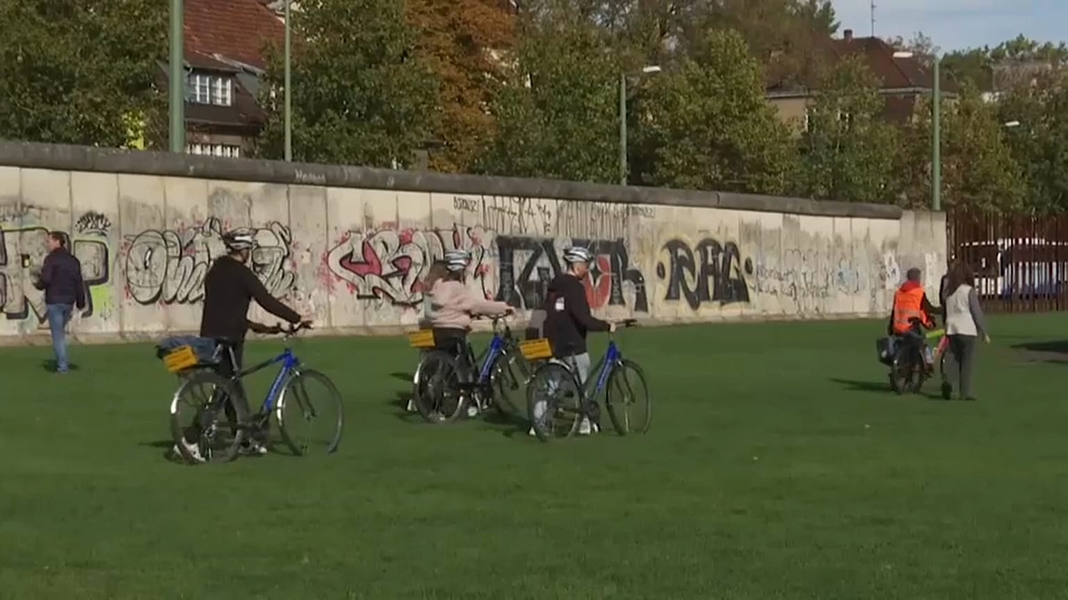 Pedaleando por la historia del Muro de Berlín treinta años después de su caída