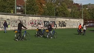 Pedaleando por la historia del Muro de Berlín treinta años después de su caída